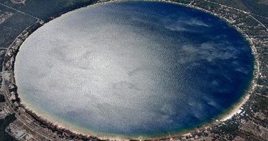 Kingsley Lake is a circular lake